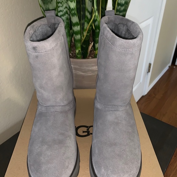 Sold!! Ugg Metal Classic Short Waterproof - Picture 7 of 7